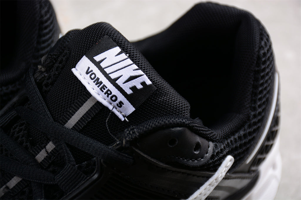 Nike Zoom Vomero 5 – Black/White